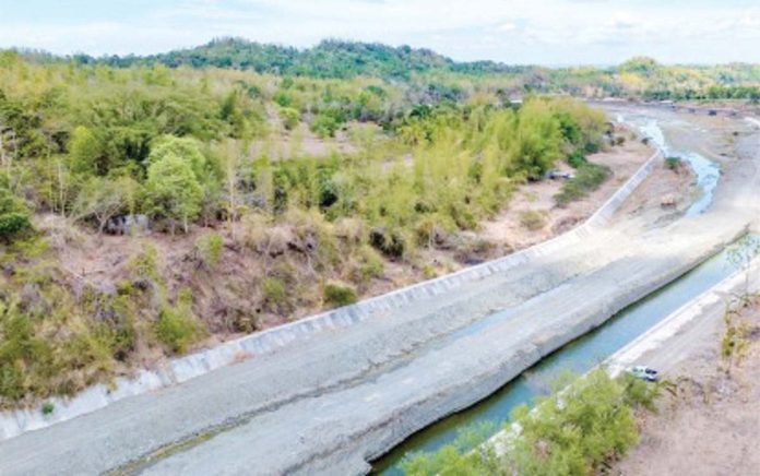 The recently completed flood control structure in Barangay Bagumbayan, Alimodian, Iloilo is a revetment wall on a steel sheet foundation built to reduce the risk of flooding by diverting, storing, and releasing floodwaters in a controlled manner, especially during bad weather. DPWH PHOTO