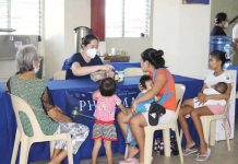 Residents from barangays surrounding Ateneo de Iloilo in Mandurriao, Iloilo City benefited from free legal aid and medical services provided by The Blue Initiative, spearheaded by Atty. Mark Gorriceta, president of the Ateneo de Iloilo Alumni Association. Photo shows beneficiaries receiving free medicines during the community mission. AJ PALCULLO/PN