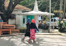 Badjaos can be seen traipsing the streets of Iloilo City asking for alms from motorists as the holiday season nears. AJ PALCULLO/PN