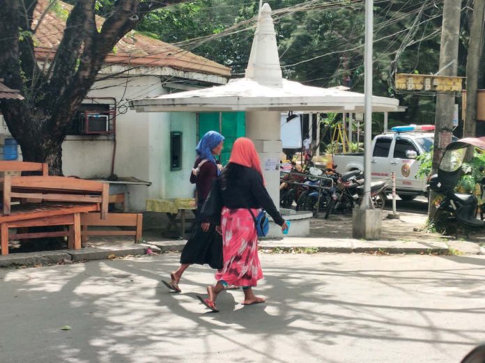 Badjaos can be seen traipsing the streets of Iloilo City asking for alms from motorists as the holiday season nears. AJ PALCULLO/PN