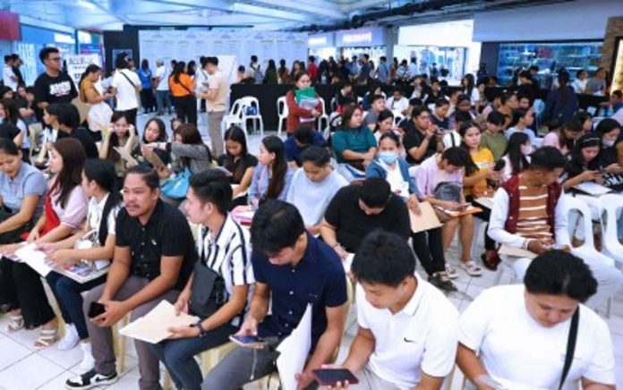 The Philippine Statistics Authority reported Wednesday, Nov. 6, 2024, that the number of jobless Filipinos went down to 1.89 million in September this year from 2.26 million last year. Photo shows jobseekers at a mall in Davao City for the "Handog ng Pangulo: Serbisyo Sapat Para sa Lahat" job fair. PNA PHOTO BY ROBINSON NIÑAL JR.