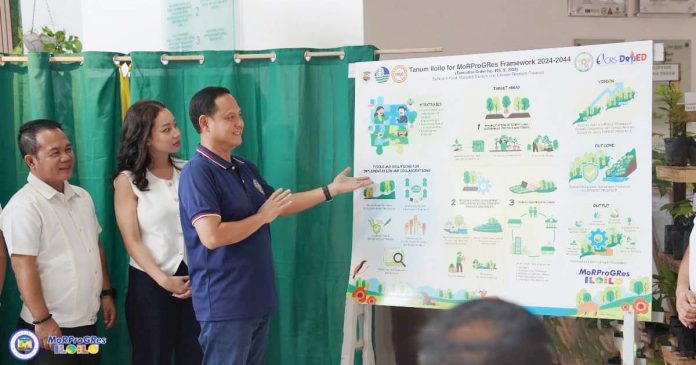 Gov. Arthur Defensor Jr. (right) led the launching of his flagship programs Tanum Iloilo for MoRProGRes, Balik Alat 2.0, and Project Liso aimed at preserving the province’s natural resources through a community-based and multisectoral approach, on Monday, Nov. 4, 2024. BALITA HALIN SA KAPITOLYO/FACEBOOK PHOTO