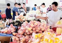 Beneficiaries of the Walang Gutom 2027: Food Stamp Program in Isabela, Negros Occidental buy food from partner retailers of the Department of Social Welfare and Development using their electronic benefit transfer cards. JARD YULO MONTILLA/FACEBOOK PHOTO