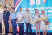 First Lady Louise “Liza” Araneta-Marcos hands over a symbolic house key to a family member of a fallen uniformed personnel during the “Pagpupugay sa mga Bayani ng Bansang Makabayan: An Assembly and Thanksgiving with the Beneficiaries of the Comprehensive Social Benefits Program (CSBP)” on Nov. 20, 2024 in Iloilo City. PHOTO FROM PIA WESTERN VISAYAS FACEBOOK PAGE 