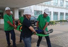 Simulating an earthquake-related medical emergency, rescuers move an injured patient out of the Iloilo Provincial Capitol during yesterday’s earthquake drill. IME SORNITO/PN