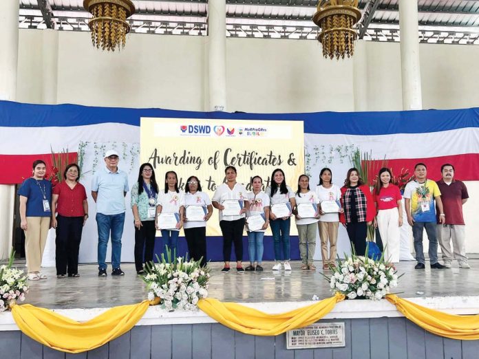 These are among the Pantawid Pamilyang Pilipino Program (4Ps) beneficiary-families that attended the graduation ceremony organized by the Provincial Social Welfare and Development Office of Iloilo in Cabatuan town. The 4Ps provides conditional cash grants to the poorest of the poor, aiming to improve health, nutrition, and education for children. PHOTO FROM DR. RAUL BANIAS’S FACEBOOK