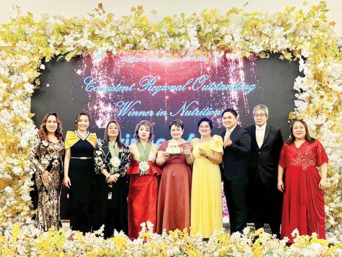 A delegation from the Iloilo Provincial Government receives the “Consistent Regional Outstanding Winner in Nutrition” (CROWN) award from the National Nutrition Council. Photo from Nutrisyon Diary via Iloilo Provincial Health Office Facebook Page