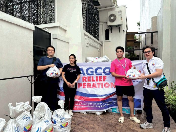 Philippine Amusement and Gaming Corporation’s Asst. VP for Community Relations and Services Eric Balcos (extreme left) and Senior Manager Rydel de Guzman (extreme right) turned over 3,000 relief packs to former Vice President Leni Robredo’s Angat Buhay Foundation in Quezon City. The relief goods were distributed to affected residents in Naga City, which suffered devastating flash floods after the Bicol River overflowed due to heavy rains.