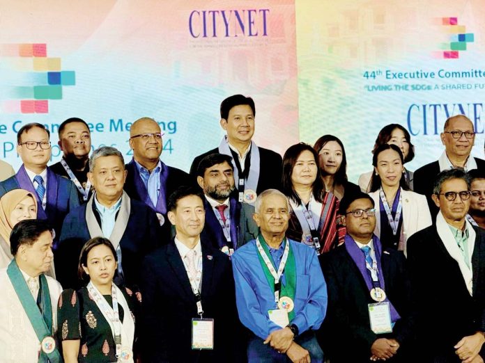 Roxas City’s Mayor Ronnie Dadivas (at the back, center) poses with other delegates of the 44th CityNet Executive Committee Meeting in Iloilo City. MAYOR RONNIE DADIVAS FACEBOOK PAGE PHOTO