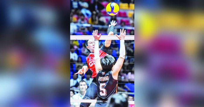 Ilongga Aiza Maizo-Pontillas of Petro Gazz Angels attempts to score against the defense of Negrense Alyssa Bertolano of Farm Fresh Foxies. PVL PHOTO