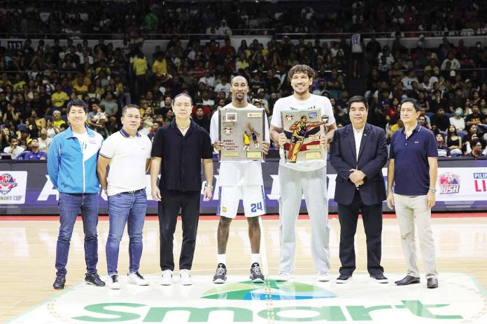 TNT Tropang Giga’s Rondae Hollis-Jefferson and San Miguel Beermen’s June Mar Fajardo receive their respective plaques and checks for winning the PBA Governors’ Cup Best Import and Best Player of the Conference, respectively. PBA PHOTO