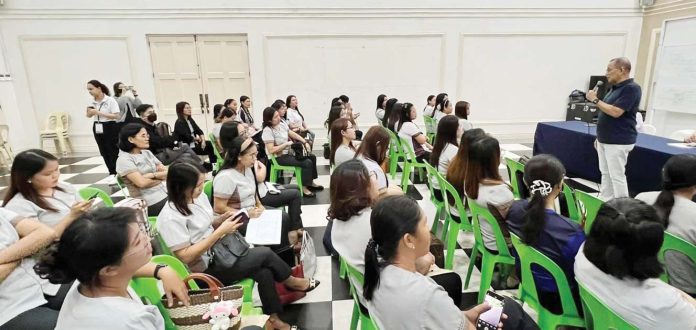 The Department of Migrant Workers and Iloilo Provincial Public Employment Service Office helped overseas Filipino workers who passed the Licensure Examination for Teachers re-enter Philippine classrooms through the “Sa ‘Pinas, Ikaw ang Ma’am at Sir” program. RAUL BANIAS PHOTO