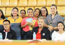 A child development worker (center) shows the P5,000 allowance she received from the Capiz Provincial Government. The distribution of the allowance to 591 child development workers was led by Gov. Fredenil Castro (sitting, second from left) and Provincial Social Welfare and Development Office acting head Joerine Tan. Photo from Capiz Provincial Government Communications Group Facebook Page