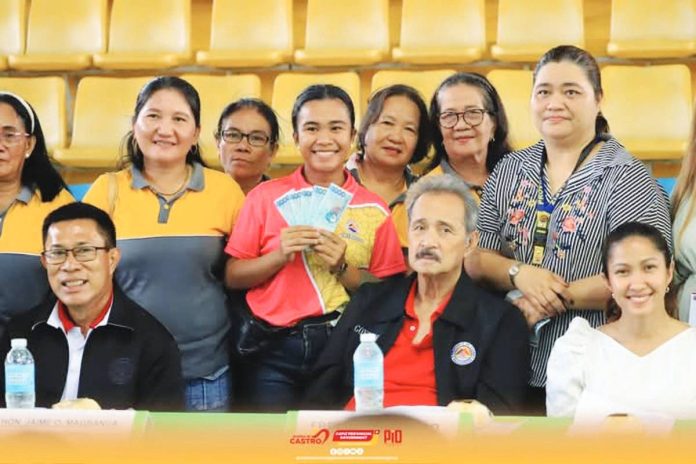 A child development worker (center) shows the P5,000 allowance she received from the Capiz Provincial Government. The distribution of the allowance to 591 child development workers was led by Gov. Fredenil Castro (sitting, second from left) and Provincial Social Welfare and Development Office acting head Joerine Tan. Photo from Capiz Provincial Government Communications Group Facebook Page