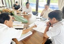 President Ferdinand “Bongbong” Marcos Jr. confers with Executive Secretary Lucas Bersamin, the Economic Cluster (Department of Finance, Department of Budget and Management, and National Economic and Development Authority) and the Secretary of Public Works and Highways while reviewing the proposed national budget for next year. PCO