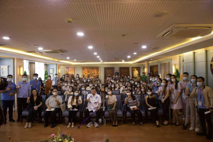 Iloilo City’s Mayor Jerry P. Treñas join Uswag scholars who have earned Latin honors, recognizing their outstanding academic achievements. This milestone highlights the success of the Uswag program, demonstrating that investing in the education of the youth is a key driver of the city’s growth and progress. TREÑAS CELEBRATES WITH USWAG SCHOLARS