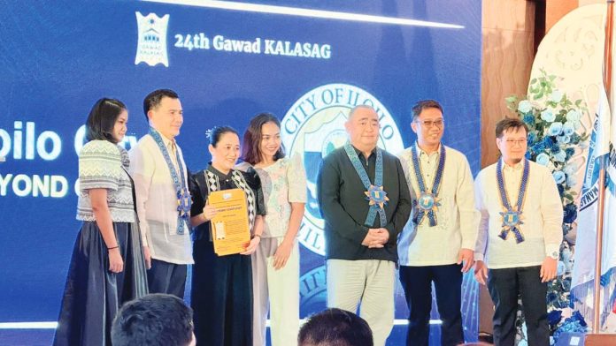 BEYOND COMPLIANT. Iloilo City Disaster Risk Reduction and Management Office head Donna Magno personally received the Gawad KASALAG Seal of Excellence during the 24th KALASAG National and Regional Awarding Ceremonies held at Diversion 21 Hotel, Iloilo City yesterday. The award was handed over by Office of Civil Defense regional director Raul E Fernandez, who was joined by NEDA-6 Regional Director Arecio A. Casing; DILG-6 Assistant Division Chief Medel Espinosa; and DOST-6 DRRMO head Engineer Christian James Jandayran.