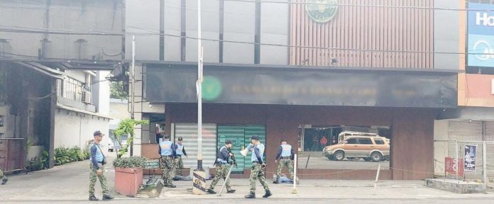 Operatives of the Bacolod City Police Office respond to a “robbery” at a financing institution on Araneta Street, Bacolod City on Saturday morning, Dec. 28, 2024. BCPO PHOTO