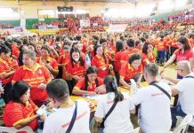 Community volunteers in Capiz receive their special risk allowance on Wednesday, Dec. 11, 2024. CAPIZ PROV’L GOV’T COMMUNICATIONS GROUP PHOTO