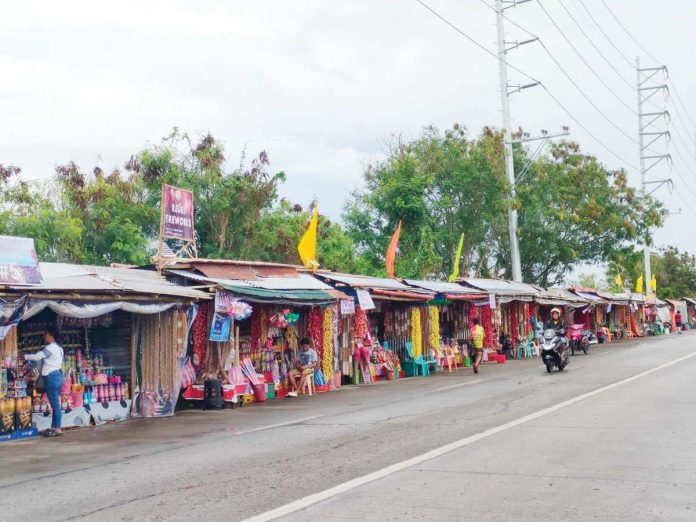 The Department of Health – Region 6 urges the public to celebrate the New Year in healthier, safer, and happier ways, emphasizing alternatives to firecrackers. Curiously in Iloilo City, vendors are allowed to sell firecrackers. Photo shows a row of firecracker vendors along Circumferential Road 5 corner Jocson Street in Arevalo district. AJ PALCULLO/PN