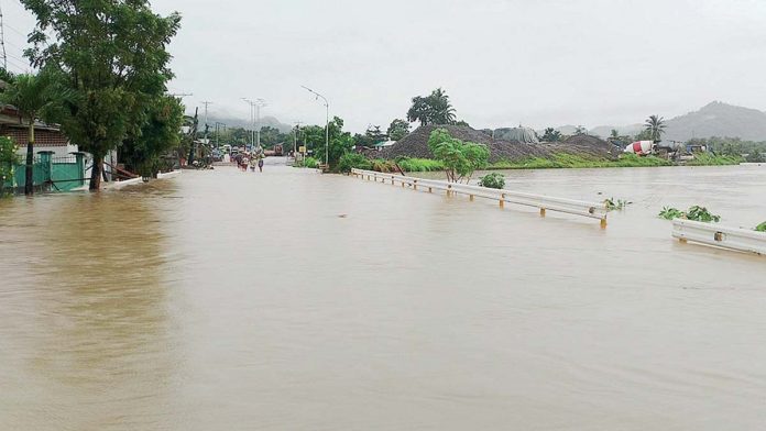 The national highway in Barangay Morales, Balete, Aklan got inundated due to torrential rains on December 1. Photos from Radyo Todo Aklan 88.5 FM Facebook Page