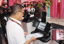 TEST RUN FOR DEMOCRACY. Ilonggo voters participate in a mock election to familiarize themselves with the new tamper-proof vote counting machines, ensuring a transparent and efficient process for the May 12, 2025 midterm elections. IME SORNITO/PN