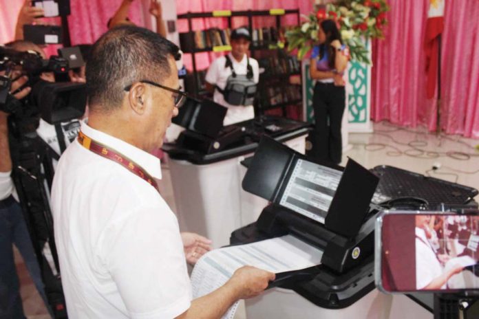 TEST RUN FOR DEMOCRACY. Ilonggo voters participate in a mock election to familiarize themselves with the new tamper-proof vote counting machines, ensuring a transparent and efficient process for the May 12, 2025 midterm elections. IME SORNITO/PN