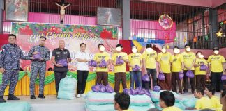 Gov. Arthur Defensor Jr. (4th form left) personally hands gift packs to persons deprived of liberty at the Iloilo District Jail, spreading holiday cheer and affirming his commitment to improving jail facilities. PHOTO FROM BALITA HALIN SA KAPITOLYO