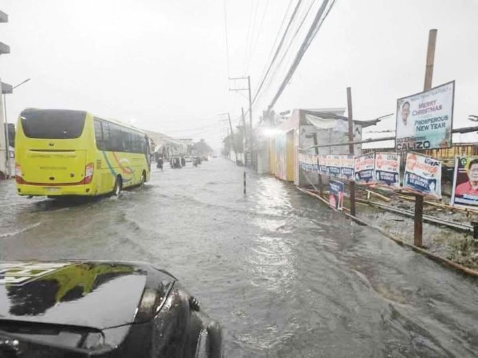 Continuous rains inundated Osmeña Avenue in Kalibo, Aklan. RADYO TODO AKLAN/FACEBOOK PHOTO