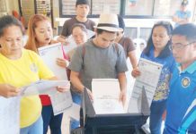 Participants join the demonstration on the use of the automated counting machine for the May 12, 2025 midterm elections during the roadshow of the Commission on Elections in Manapla, Negros Occidental on Monday, Dec. 2, 2024. COMELEC PHOTO