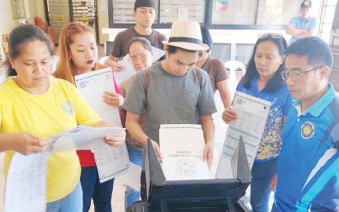 Participants join the demonstration on the use of the automated counting machine for the May 12, 2025 midterm elections during the roadshow of the Commission on Elections in Manapla, Negros Occidental on Monday, Dec. 2, 2024. COMELEC PHOTO