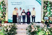 Panay News’ Merlinda Hurtada Bagnate (center) receives the 2023 Provincial Strategic Partnership Award from Vice Gov. Jaime Magbanua, Capiz Provincial Health Office (PHO) officer Atty. Shiela Artillery, Dr. Alex Nolasco, and Dr. Leah Del Rosario of PHO. PHOTO COURTESY OF MERLINDA HURTADA BAGNATE