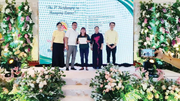 Panay News’ Merlinda Hurtada Bagnate (center) receives the 2023 Provincial Strategic Partnership Award from Vice Gov. Jaime Magbanua, Capiz Provincial Health Office (PHO) officer Atty. Shiela Artillery, Dr. Alex Nolasco, and Dr. Leah Del Rosario of PHO. PHOTO COURTESY OF MERLINDA HURTADA BAGNATE