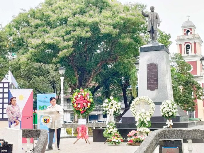 Iloilo City’s commemoration of the 128th martyrdom of Dr. Jose P. Rizal on Dec. 30, 2024 featured a flag-raising ceremony, wreath-laying, volley fire, and floral offerings at the Rizal monument in Plaza Libertad. AJ PALCULLO/PN