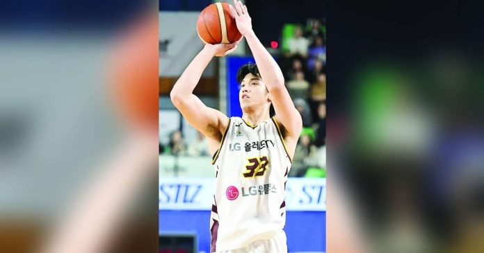 As the LG Sakers moved up to a 12-10 win-loss record, forward Carl Tamayo finished with 20 points on 9-of-16 field goal shooting to go with six rebounds and five assists. Photo courtesy of Changwon LG Sakers