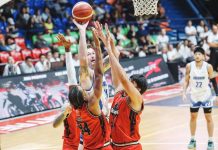 Hong Kong Easterns’ Christopher McLaughlin goes for a tough one-hander shot against the double-teaming defense of Blackwater Bossing’s George King and Jewel Ponferrada. PBA PHOTO