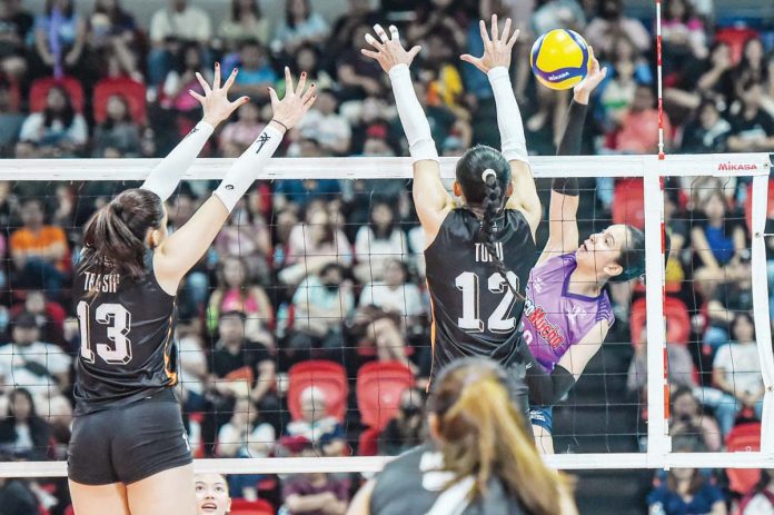 Choco Mucho Flying Titans’ Katrina Tolentino tries to score against the defense of Farm Fresh Foxies’ Trisha Tubu. PVL PHOTO