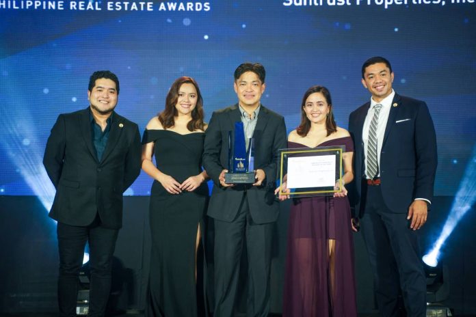 Suntrust Senior Vice President Atty Basilio Almazan Jr. (Middle), accompanied by Suntrust’s Senior Manager for Corporate Events and Communications Princess Tobias (2nd from Right) and Head of Vertical Projects Josephine Mariano (2nd from Left)