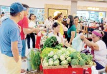 Mallgoers purchase products at the Kadiwa fair organized by the Department of Agriculture and the Department of Labor and Employment in Region 11 at the NCCC Mall VP in Davao City on Jan. 30, 2025. The Department of Agriculture may declare a food security emergency for rice by Feb. 4. PNA