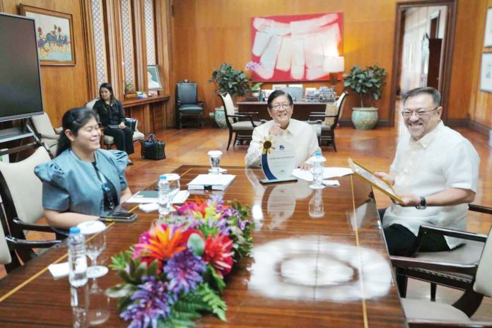 BANNER YEAR. Philippine Charity Sweepstakes Office (PCSO) General Manager Mel Robles (right) meets with President Ferdinand R. Marcos Jr. (center) in Malacañang Palace to present the awards and recognitions received by the agency during the past year. They also discussed important operational issues to further enhance PCSO's performance and services. With them is PMS chief Senior Undersecretary Elaine Masukat (left).