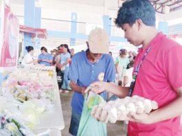 Beneficiaries of Walang Gutom Program from Sebaste, Antique claim their food commodities. DSWD WESTERN VISAYAS/FB PHOTO