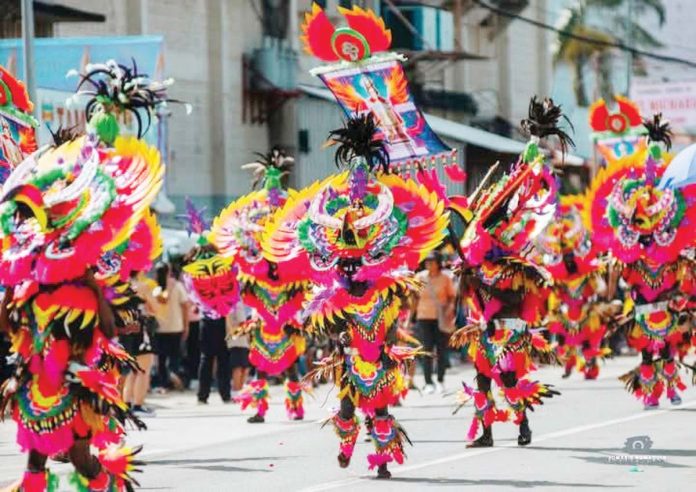 Tribu Linabuanon of Linabuan Norte, Kalibo, Aklan dominates the Tribal Big category of this year’s Kalibo Sadsad Ati-Atihan contest. PHOTO COURTESY OF JADE N. REDISON – RUIZ PH