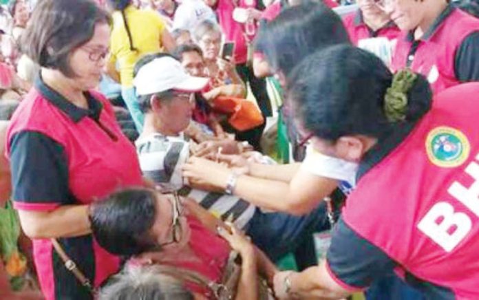 Senior citizens get free pneumonia and flu shots administered by barangay health workers during in Bacolod City. FILE PHOTO COURTESY OF PNA