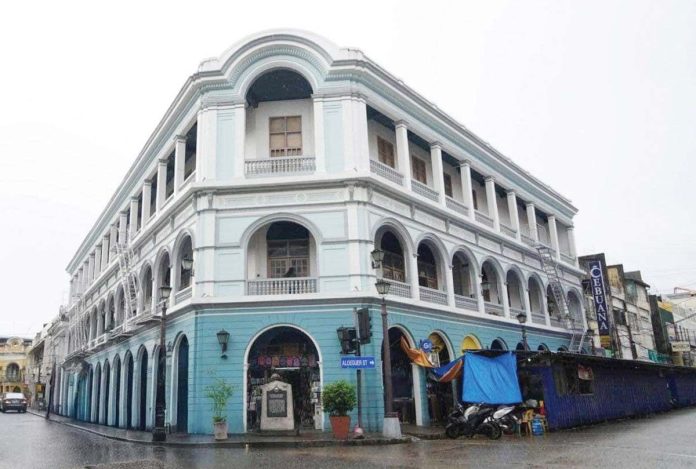 BEAUTIFUL CALLE REAL. The Iloilo City Government’s underground cabling efforts not only enhance the visual appeal of the historic Calle Real, also known as the Old Central Business District, but also promote safety and efficiency in public utilities. Right photos show the before and after shots of the underground cabling efforts, showcasing a remarkable transformation of the iconic streets’ aesthetics. This project, in compliance with Iloilo City Regulation Ordinance 2023-006, which took effect on March 13, 2023, mandates all public electricity companies, public telecommunication carriers, and other similar entities to place underground all wires and cables within the confines of all plaza complexes, Sunburst Park, B.S. Aquino Avenue, and all heritage sites in Iloilo City.