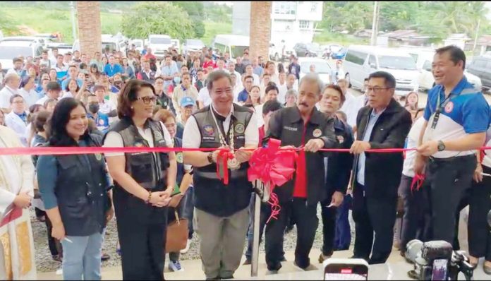 Department of Health (DOH) Secretary Teodoro Herbosa and Capiz’s Gov. Fredenil Castro (center) lead the launching of Bagong Urgent Care and Ambulatory Services (BUCAS) Center and soft opening of the new Roxas Memorial Provincial Hospital in Capitol Hills, Barangay Lanot, Roxas City on Friday morning, January 10. Also in photo are DOH-6 OIC Regional Director Dr. Ma. Sophia S. Pulmones and DOH Undersecretary Dr. Mary Ann Maestral.