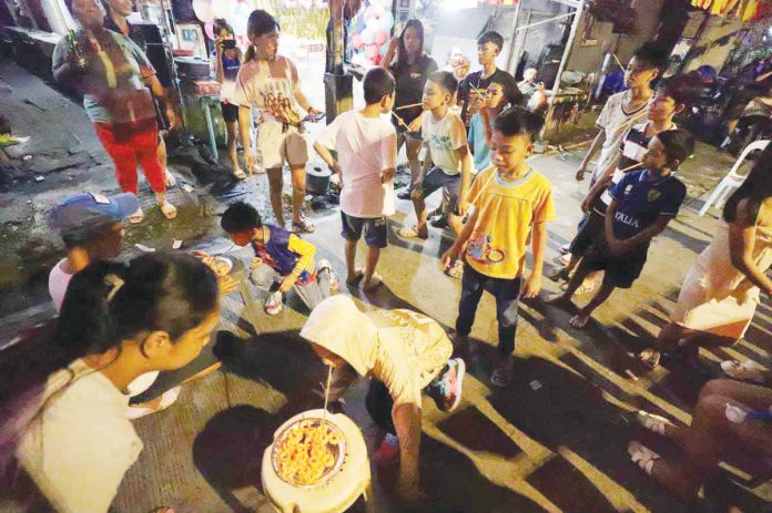 SAFE AND JOYFUL. Children in a barangay in Iloilo City celebrate New Year’s Eve with fun games, laughter, and shared meals, embracing a safer and more family-centered way to welcome the new year. Instead of using fireworks to create noise, these young revelers enjoy activities that highlight togetherness and joy, setting an example for a hazard-free celebration. ARNOLD ALMACEN/ILOILO CITY MAYOR’S OFFICE PHOTO