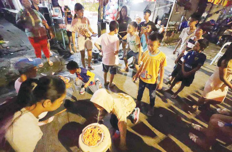 SAFE AND JOYFUL. Children in a barangay in Iloilo City celebrate New Year’s Eve with fun games, laughter, and shared meals, embracing a safer and more family-centered way to welcome the new year. Instead of using fireworks to create noise, these young revelers enjoy activities that highlight togetherness and joy, setting an example for a hazard-free celebration. ARNOLD ALMACEN/ILOILO CITY MAYOR’S OFFICE PHOTO