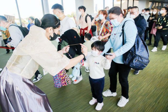 Tourists from China are welcomed at the Ninoy Aquino International Airport Terminal 1 in Pasay City. XINHUA/ROUELLE UMALI FILE PHOTO