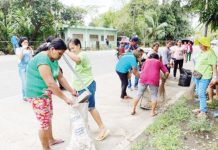 The Iloilo Provincial Health Office reminds Ilonggos anew of the importance of the Department of Health’s 4S strategy against dengue. Photo shows residents of a barangay in Iloilo Province cleaning the roadsides and waterways. ILOILO PROVINCIAL CAPITOL PIO PHOTO