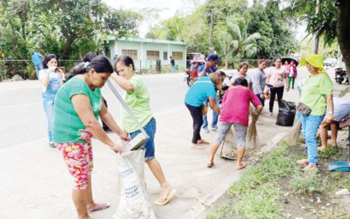 The Iloilo Provincial Health Office reminds Ilonggos anew of the importance of the Department of Health’s 4S strategy against dengue. Photo shows residents of a barangay in Iloilo Province cleaning the roadsides and waterways. ILOILO PROVINCIAL CAPITOL PIO PHOTO